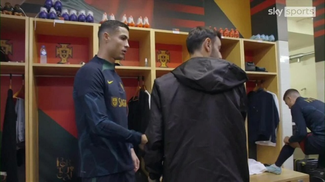 VIDEO: Bruno Fernandes và Dalot tỏ thái độ với Ronaldo sau lùm xùm tố MU phản bội